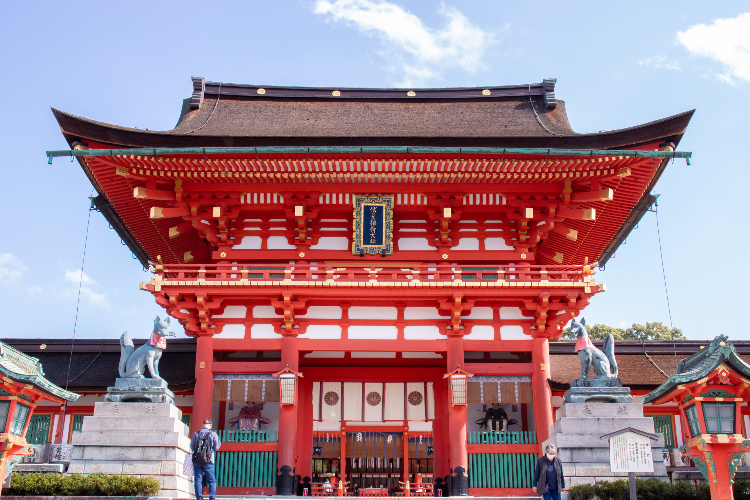 Main gate of Fushimi Inari Shrine with fox guardian statues