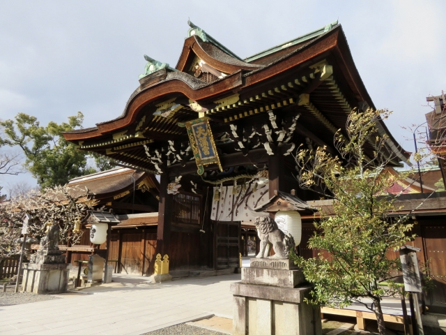 Main entrance gate of Kitano Tenmangu Shrine in Kyoto under a clear sky